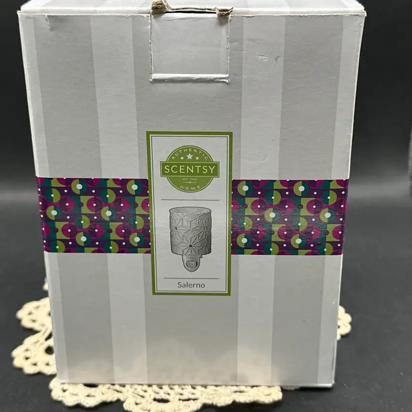 NIB SCENTSY Salerno Wall Wax Warmer. Modern Abstract White Plugin