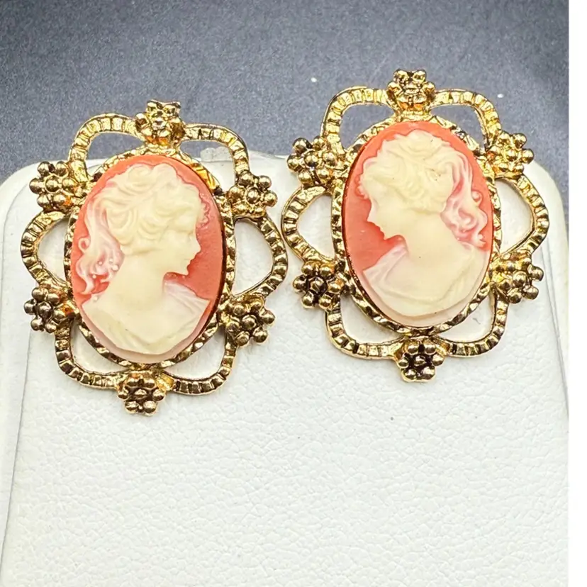 Vintage STYLE Earrings Cameos - Faux Shell (plastic)