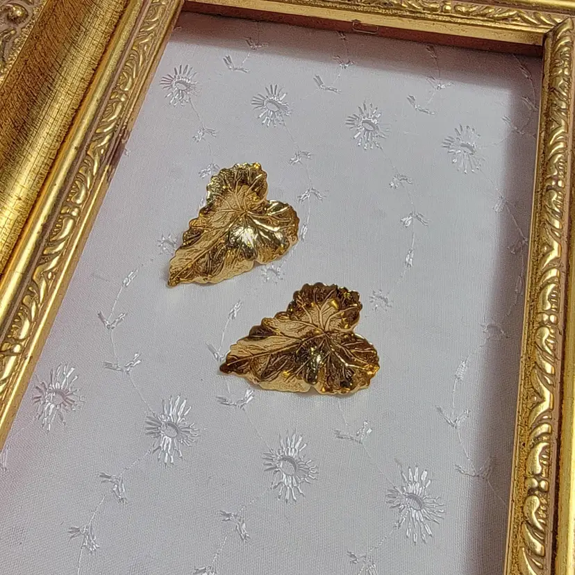 Vintage Goldtone Leaf Pierced
Earrings