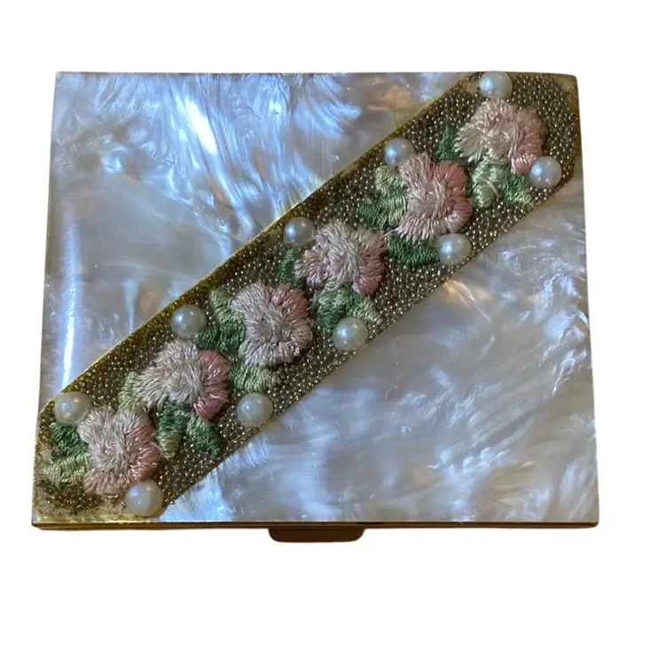Pretty Vintage Compact, Unbranded, Lucite Or Mother Pearl?