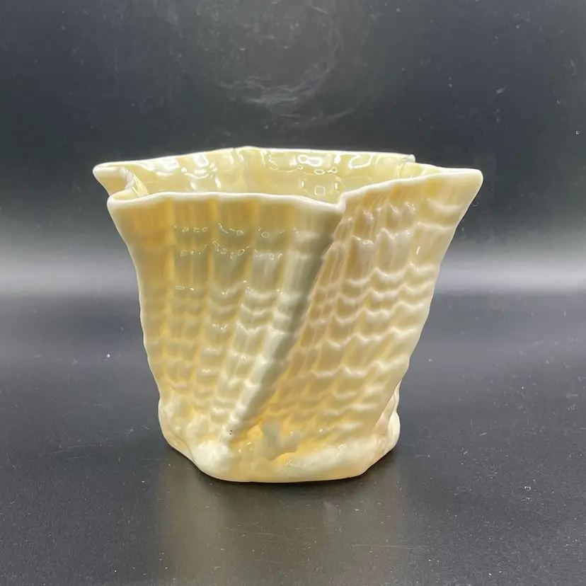 Belleek Porcelain #0857 Limpet Twisted Seashell Vase Planter VTG 6th Green Mark