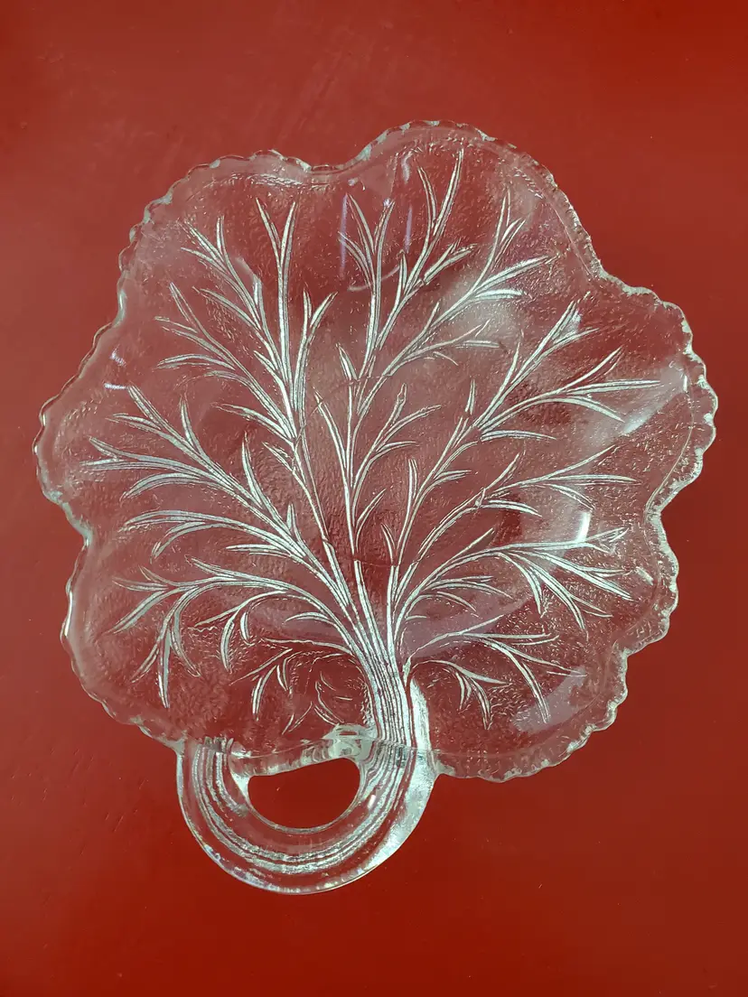 Beautiful Vintage Indiana Glass Co. Textured Glass Grape Leaf Dishes Plates 6”