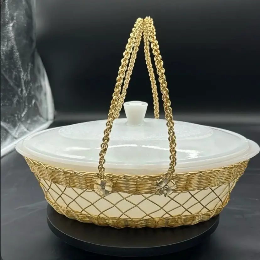 Glass bake White Milk Glass 2 Quart Cass Dish Lid and Metal Carry Basket