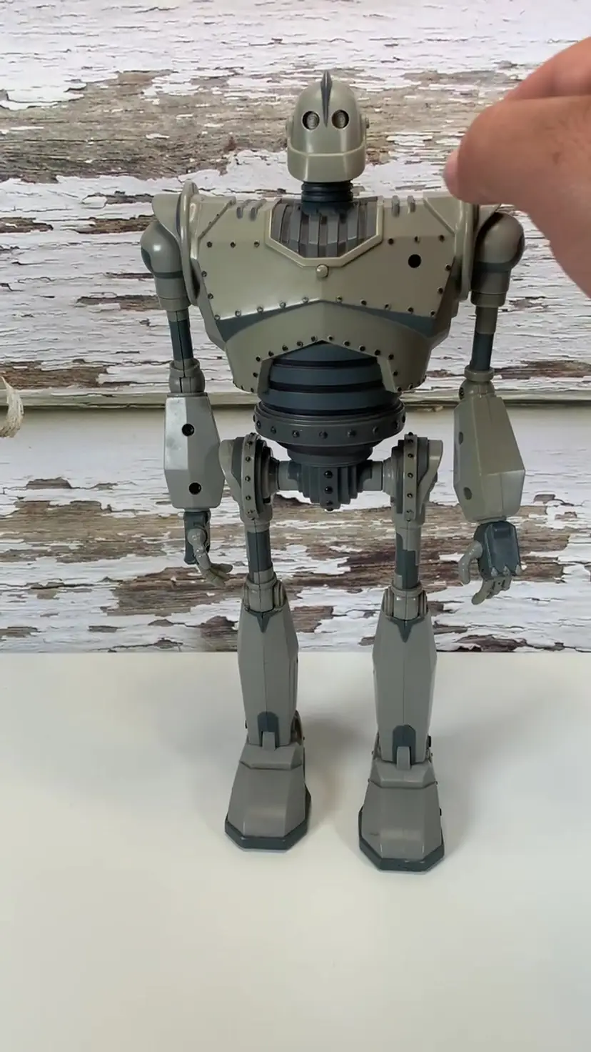 The Iron Giant 12" Talking Figure - 1999 Trendmasters - Works!