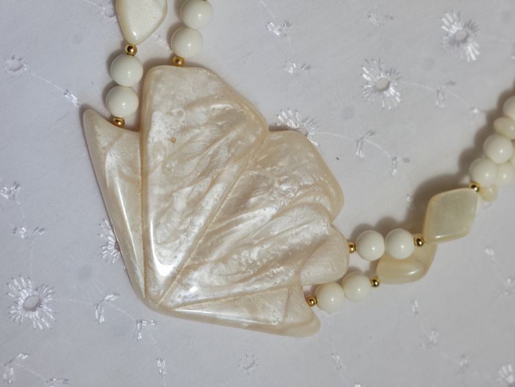 Vintage Large faux Mother of pearl cream color shell necklace
