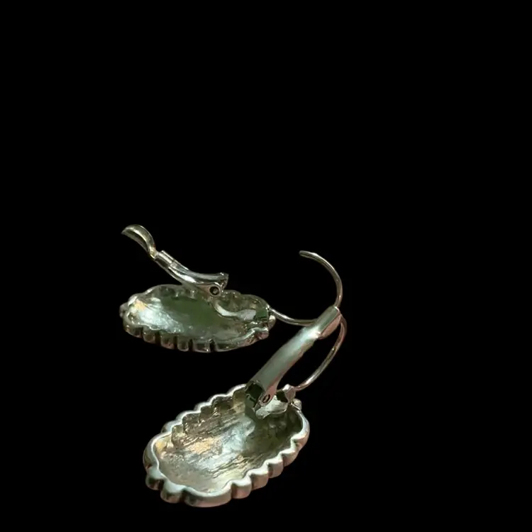 Vintage Silvertone  Oval  Shape Drop Dangle Pierced Leverback Earrings.