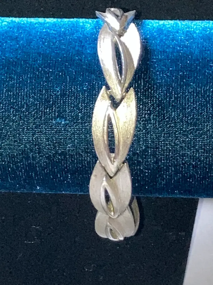 Vintage Crown Trifari Silertone Bracelet 7 1/2”! 😍✨😍