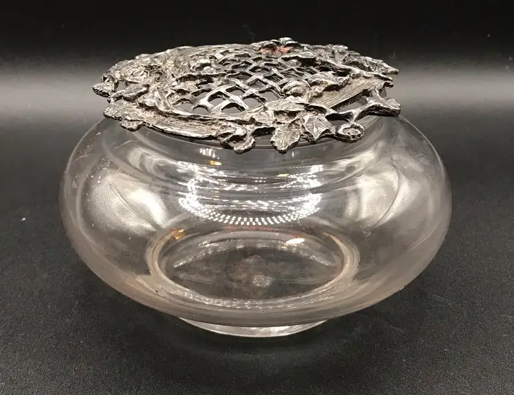 Glass jar w metal open design lid