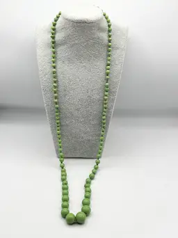 Vintage green stone beaded long necklace