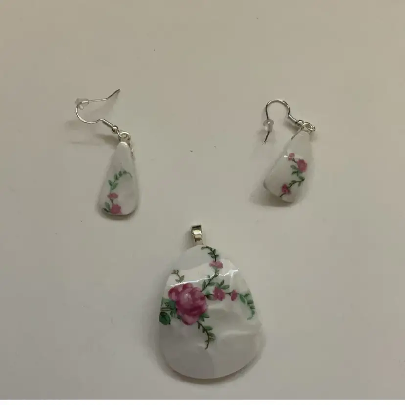 Broken Teacup Earrings And Pendant
Made By Me