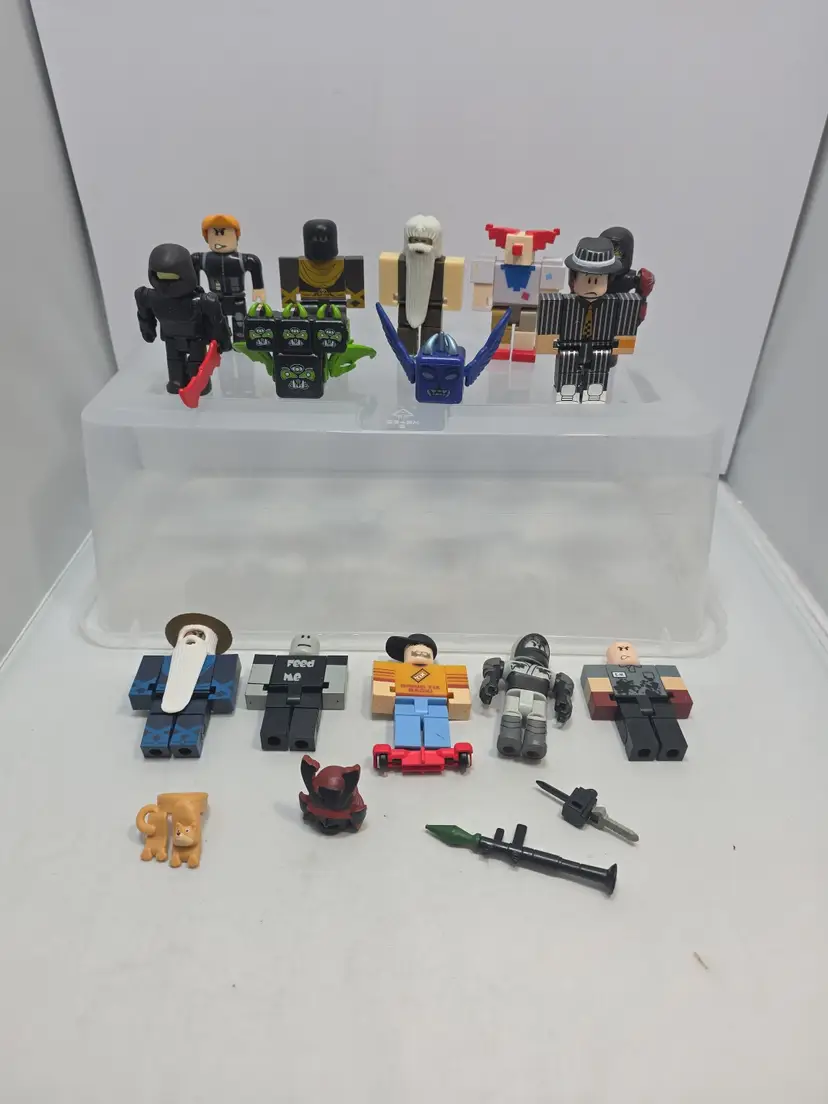 Roblox Figures Lot of 14 W/ Accessories Weapons Hats Mixed Characters (C5)
