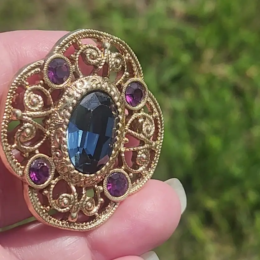 Large 1928 Jewelry Co. Twisted Gold Wire Brooch w Blue & Amethyst Faceted Glass Cloak Scarf Pin Cosplay Vintage Costume Estate + Gift Box