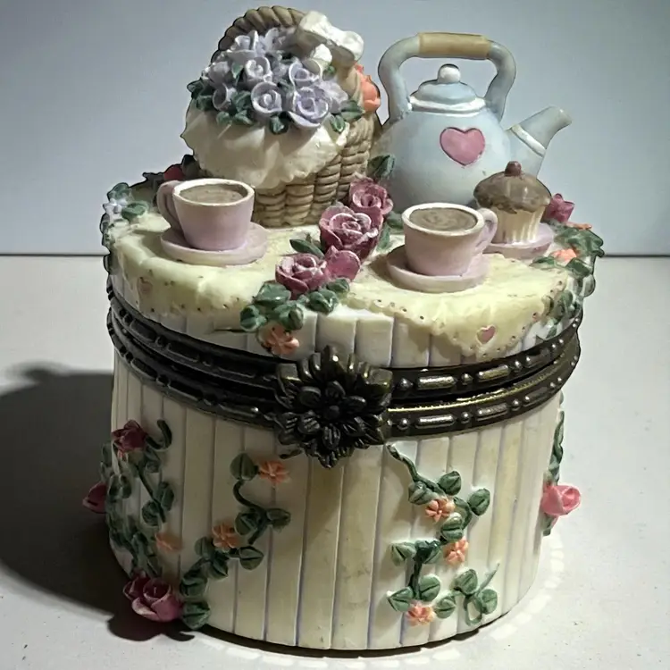 Vintage resin Ivy and innocence tea party hinge trinket box 1998 3" x 2.25"