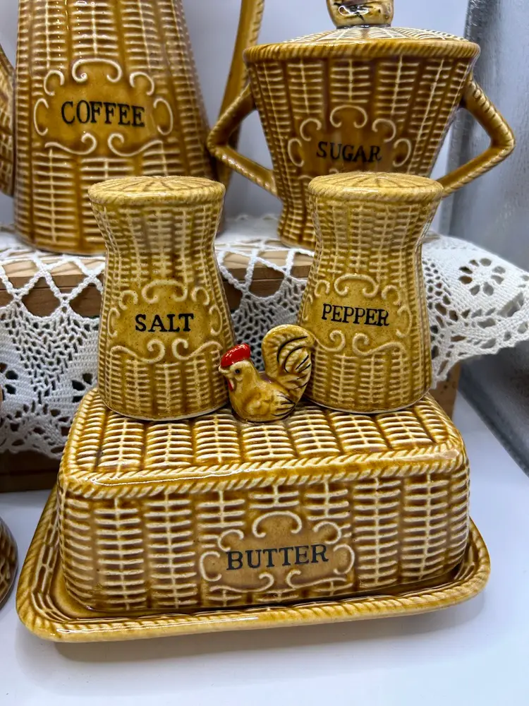 Rooster Chicken Basket Weave Set Pepper Shaker Has Crack
