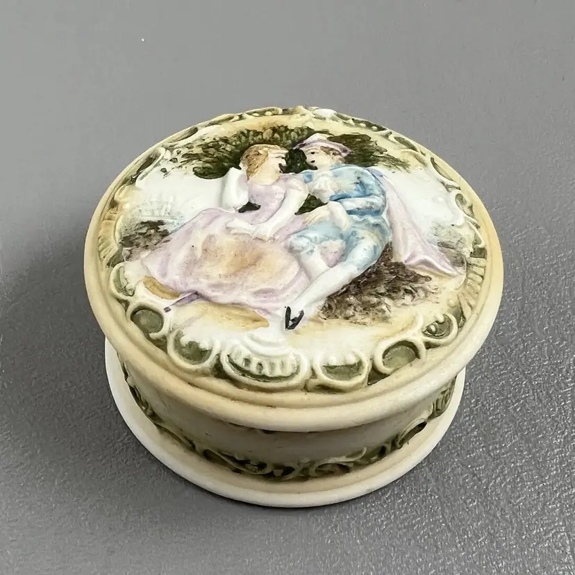 Vintage Courting Couple Round 2.5" Trinket Jewelry Box Topline Japan