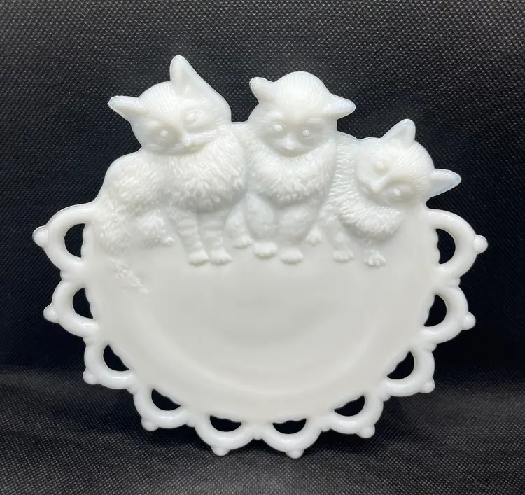 Vintage Westmoreland milk glass cat plate “Three Kittens“ scalloped open lace edge