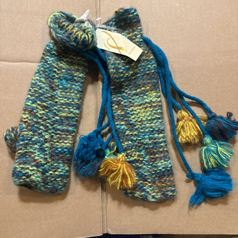 CollectionEighteen knitted Gloves