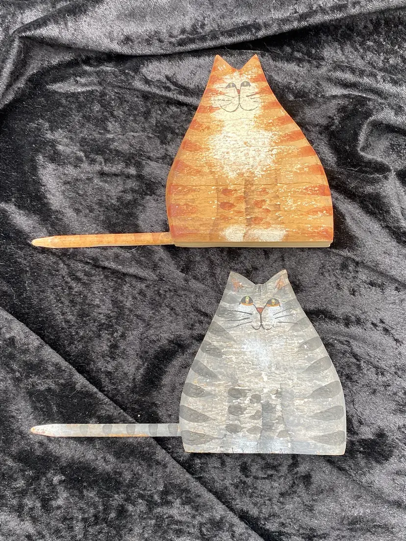 Pair of Vtg. Wooden Gray & Ginger Tabby Cats, Primitive Folk Art, 3.75" x 6.5"