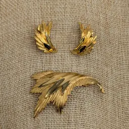 Vintage Alan J Autumn Fall Leaf Brooch and Clip On Earrings Textured Gold Tone