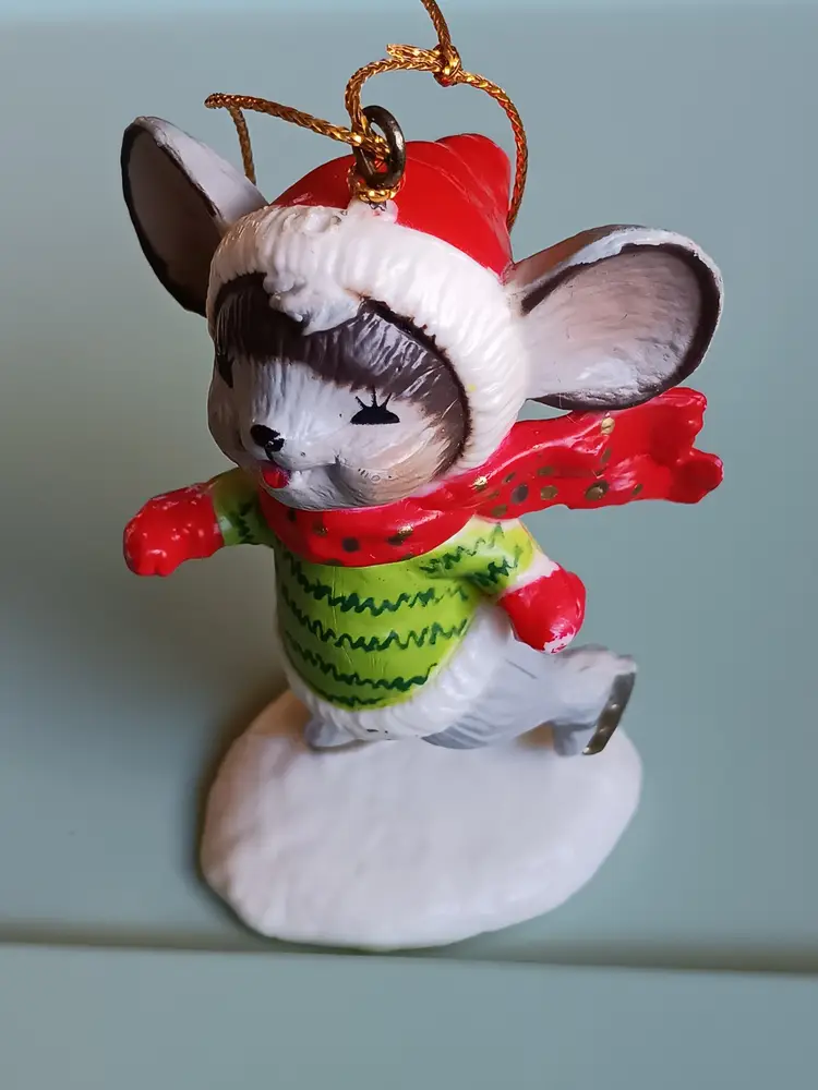 Vintage Bradford Novelties Plastic Christmas Skating Mouse 2.5" Skatinh