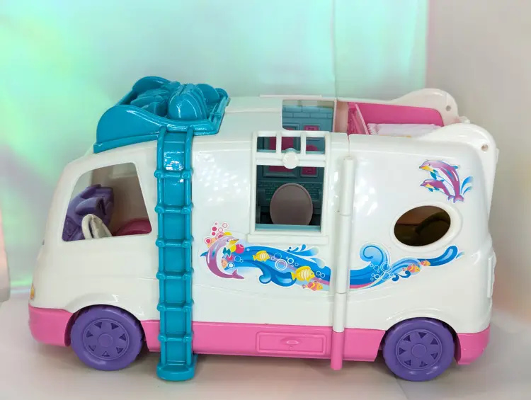 2011 Fisher Price Loving Family Beach Vacation Mobile Home RV Camper Van lot