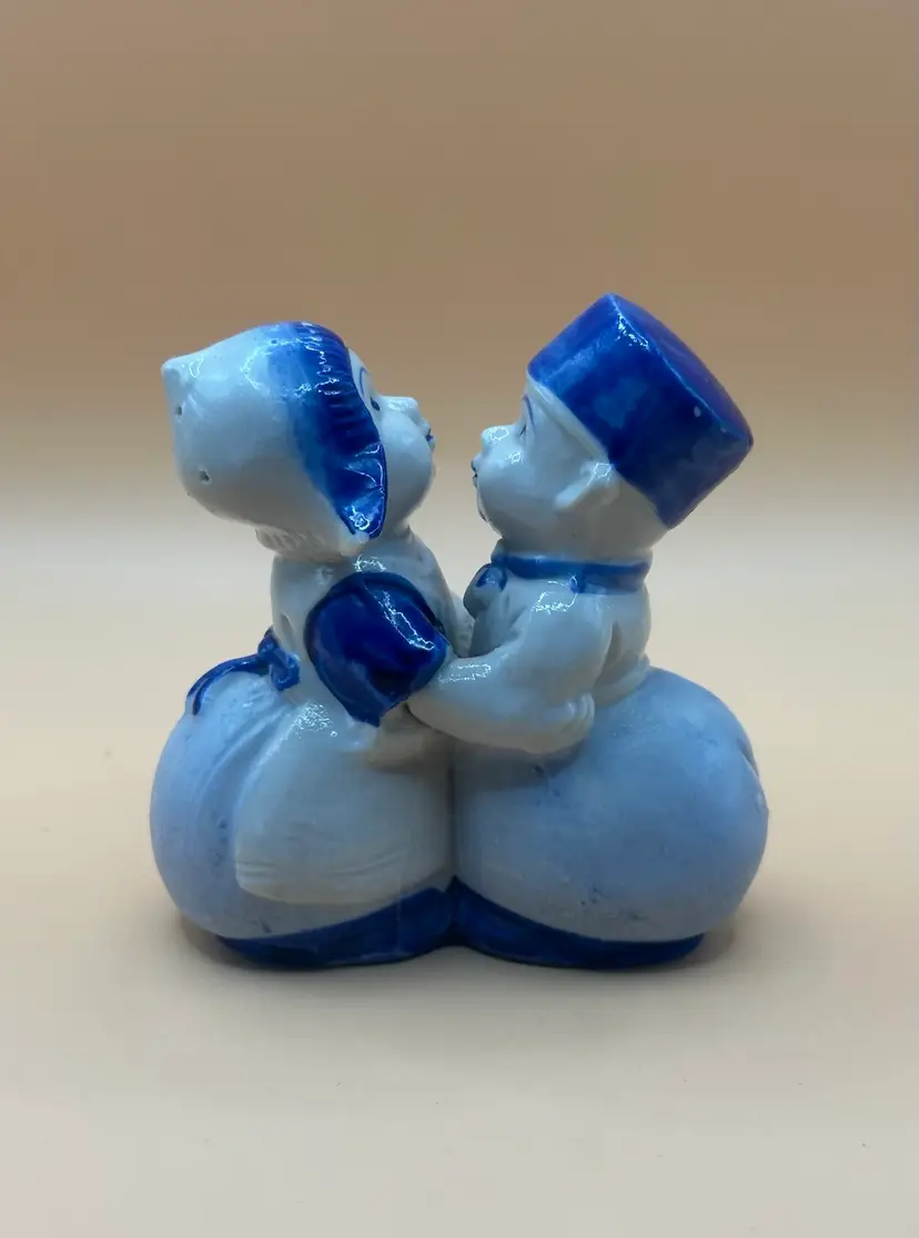 VINTAGE ONE PIECE DUTCH KISSING COUPLE BLUE/WHITE SALT & PEPPER SHAKERS