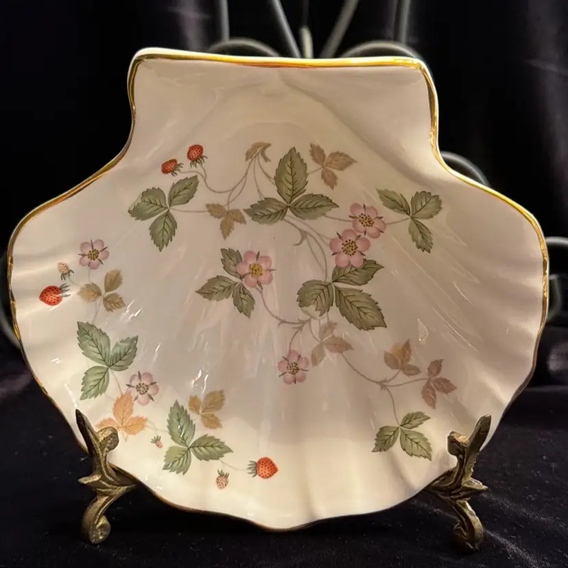 Wedgwood Wild Strawberry bone china shell-shaped trinket dish