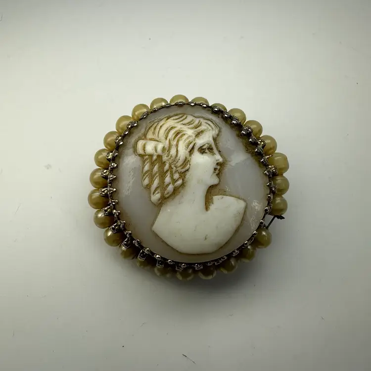 Vintage C1940s Cameo With Faux Pearl Border Brooch Pendant