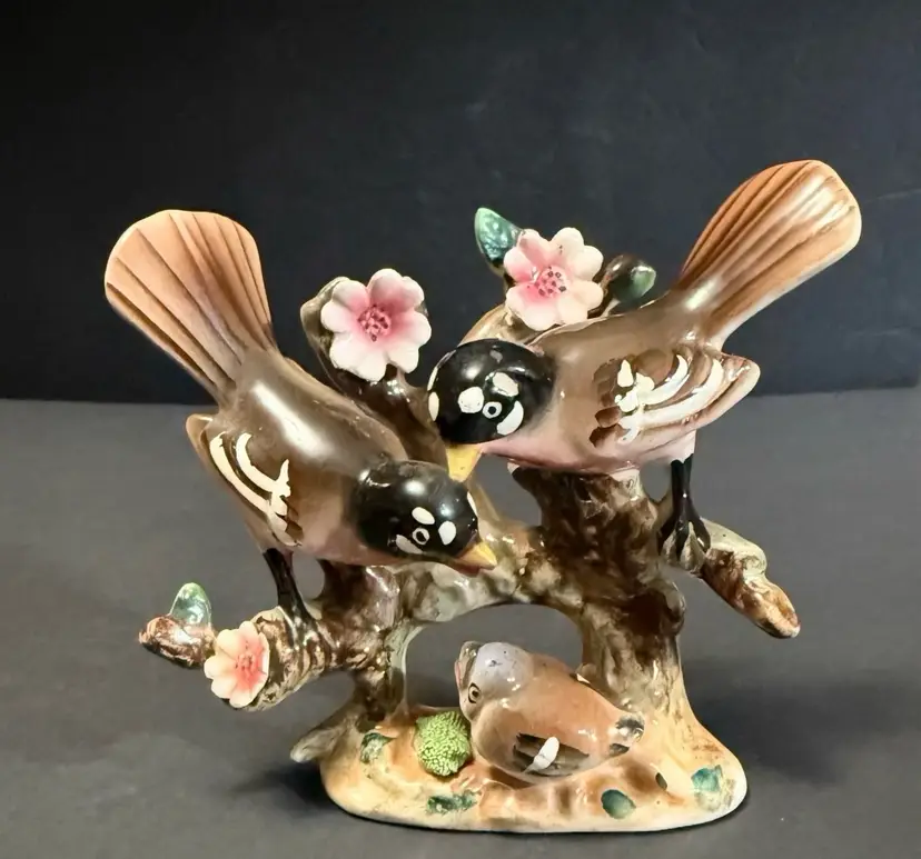 Vintage Robin Family Of  Birds Porcelain Figurine on Branch w Flower Japan