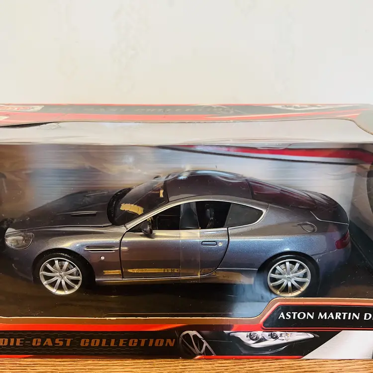 Aston Martin DB9 Coupe Die-cast Car 1:18 Scale Motor Max Silver