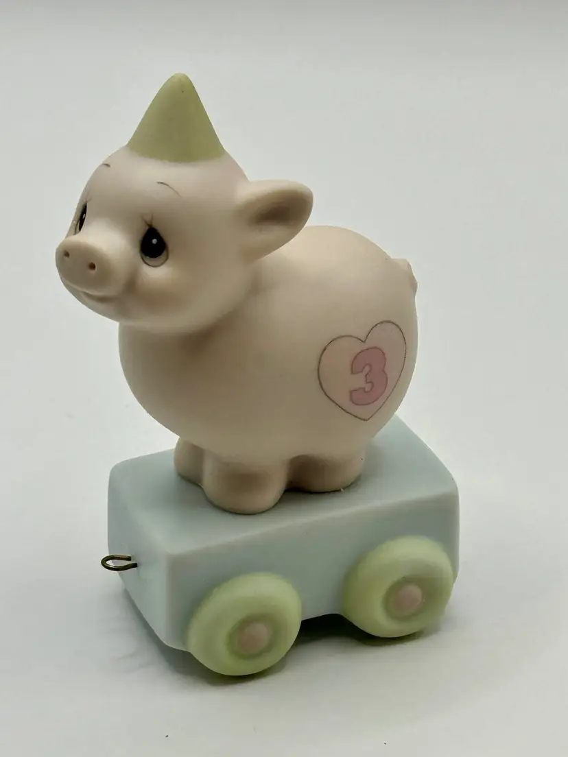 Vintage 1985 Enesco Happy 3rd Birthday Little Pig Figurine “Heaven Bless Your Special Day”, Pastel Nursery Carnival Decor Birthday Train, Numbered Collectible, Signed By Samuel J. Butcher For Precious Moments, Made In Thailand , MPN 15954