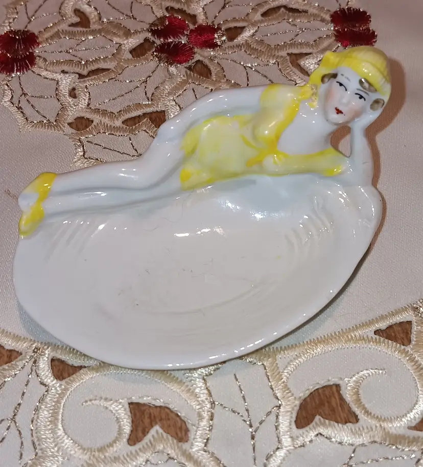 1930s German Porcelain Clam Shell Pin Tray With Bathing Beauty