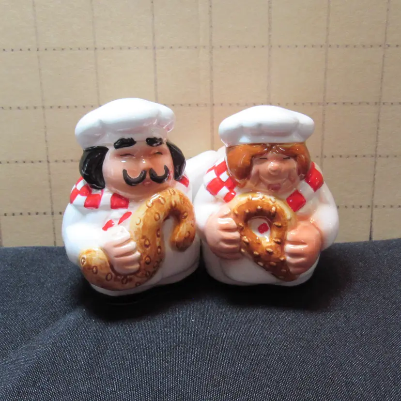 VTG Hugging Pretzel Chefs Salt & Pepper Shaker Set