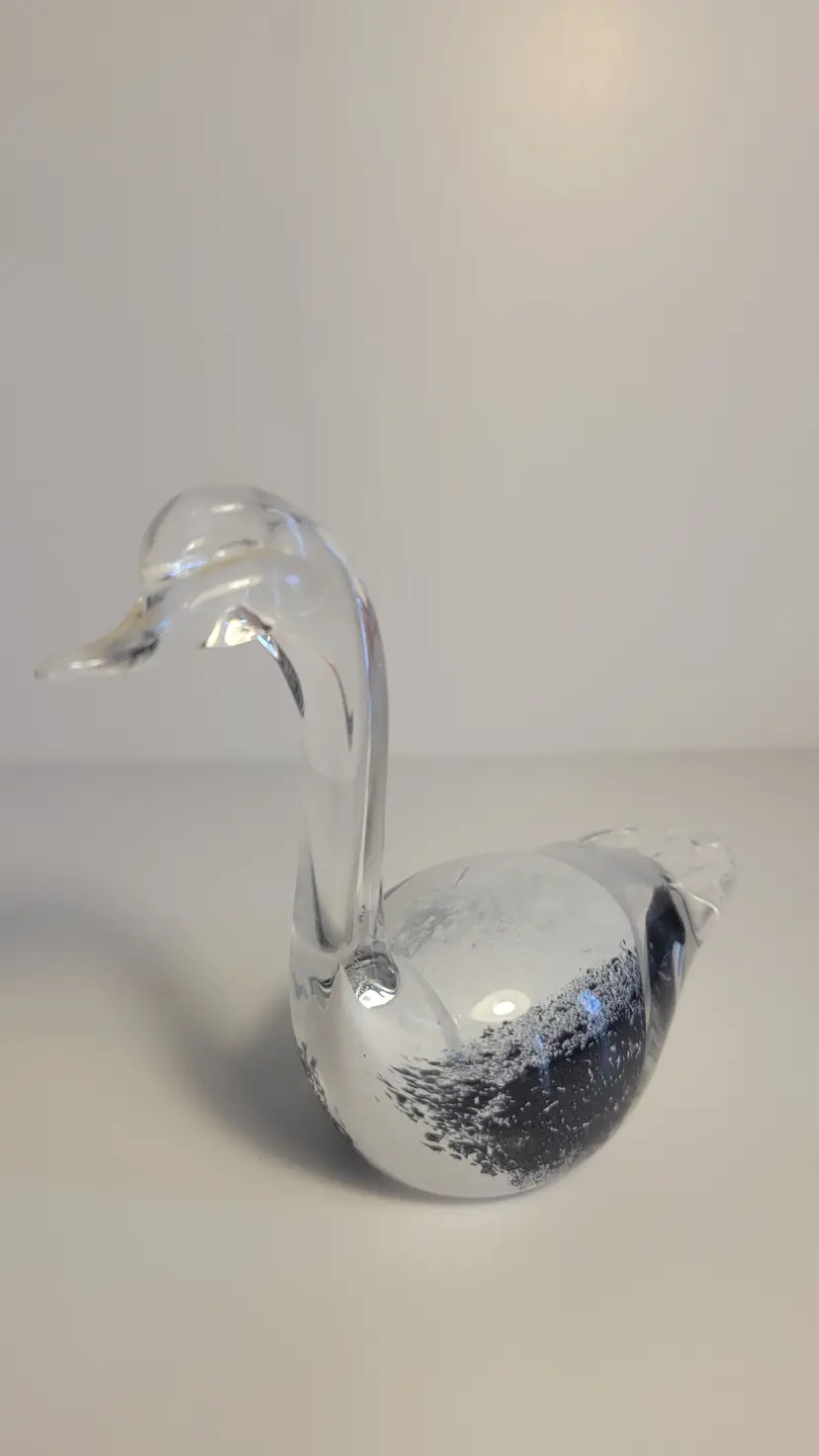Glass swan 4.5in l x 4in t