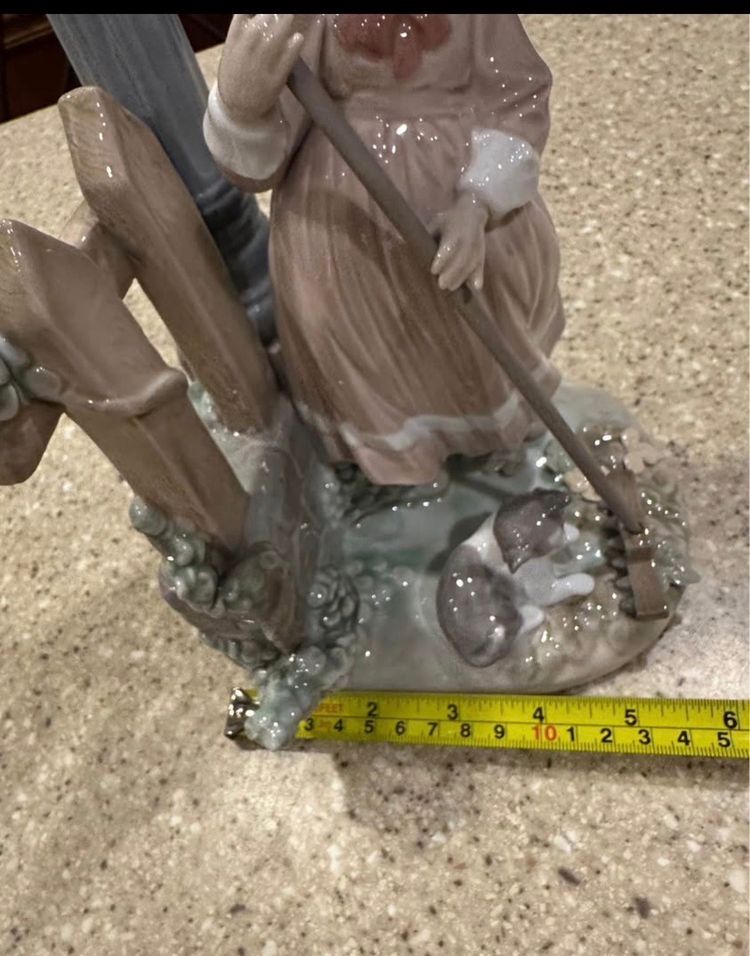 EUC Vintage Retired Lladro #05286 “Fall Cleanup" Porcelain Figurine