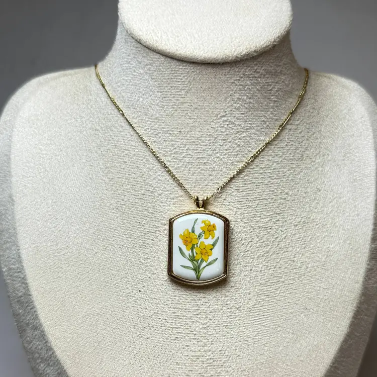 Vintage Avon Floral Heritage Collection Daffodil Pendant w/ 18" Necklace Gold Tone