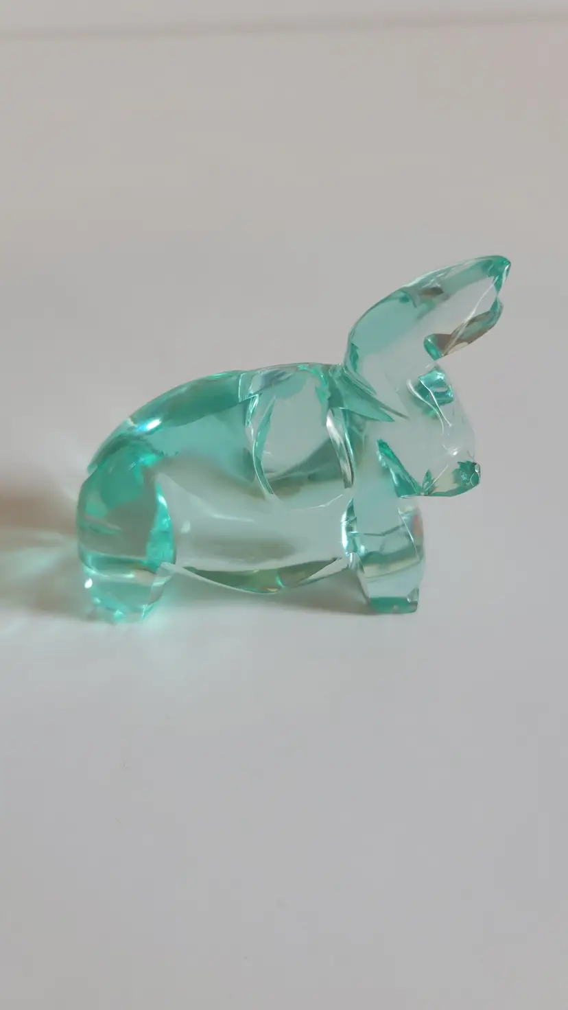 Beautiful green elephant 2x2.5in
