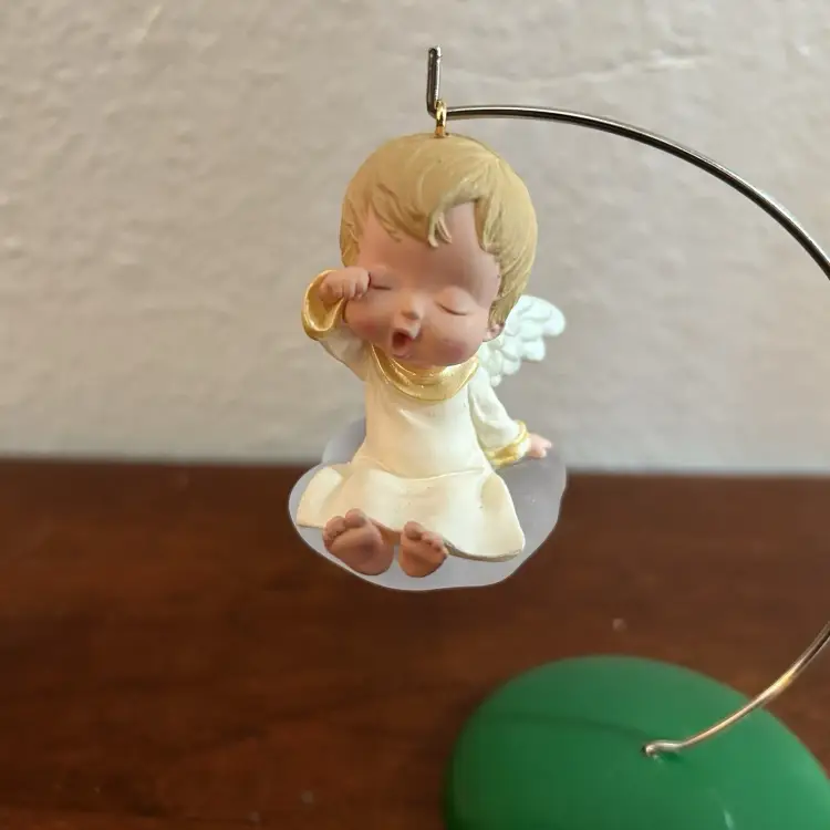 Hallmark Ornament - 1992 - Mary's Angels - Lily - 5th in Series