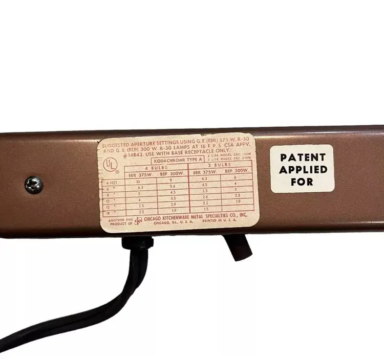 Vintage 8mm 16mm Movie Camera Light Bar 4 Flash Bulb GE Case Chicago Kitchenware