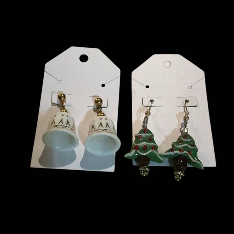 Set Of Two Christmas / Holiday Stretch Bracelets Pierced Earrings. Goldtone Avon Porcelain Bell Drop Dangle Earrings . Silvertone Glas Artwork Christmas Tree 🎄 Dangle Hook Earrings.