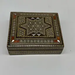 Marquetry Box with Inlaid Decoration, Handcrafted Wooden Storage with inlays, Geometric Patterned