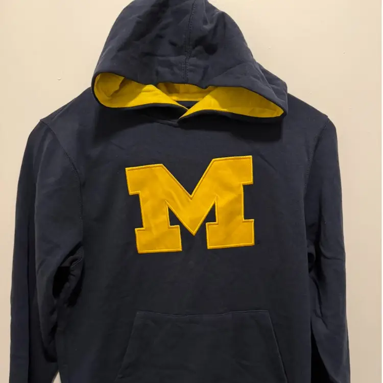 New Boys navy blue University of Michigan Wolverines hoodie with a yellow "M" logo patch. Large 16-18