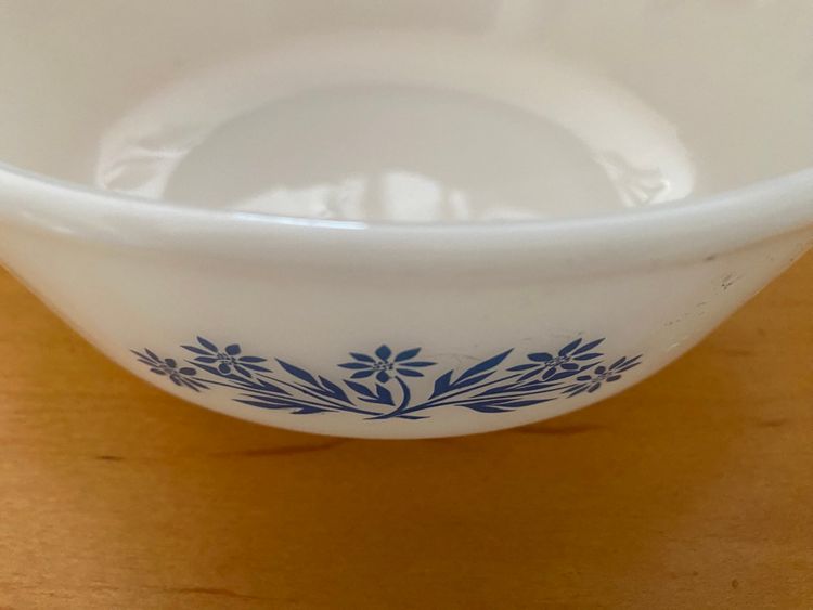 ANCHOR HOCKING FIRE KING MILK GLASS ROUND CASSEROLE DISH