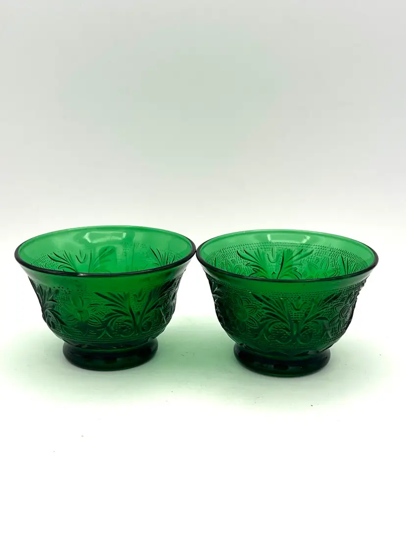 PAIR OF VINTAGE INDIANA GLASS TIARA SANDWICH EMERALD GREEN BERRY FRUIT BOWLS