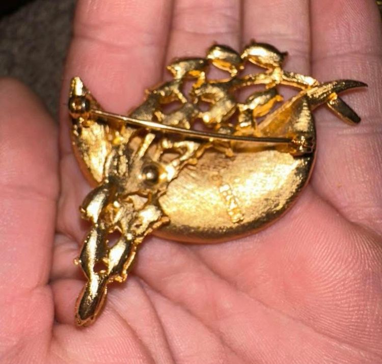 Vintage gold tone BSK signed leaf brooch with clear Rhinestones2.25” X 1.5”