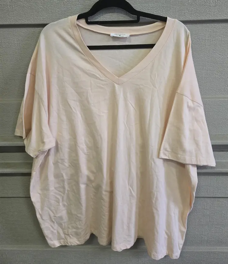 Zenana Women's Cream Short Sleeve V-Neck Size Medium