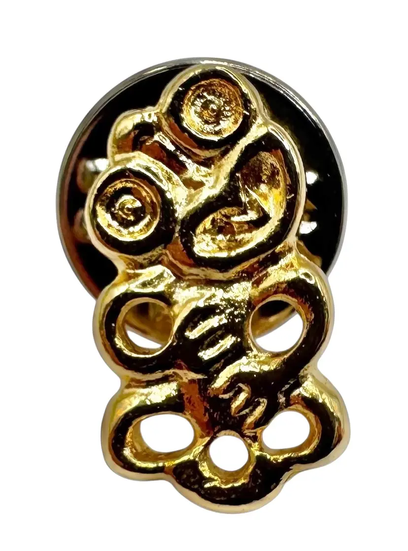 Vintage Lapel Pin New Zealand Maori Hei Tiki Gold Tone Small Pacific Island .5β