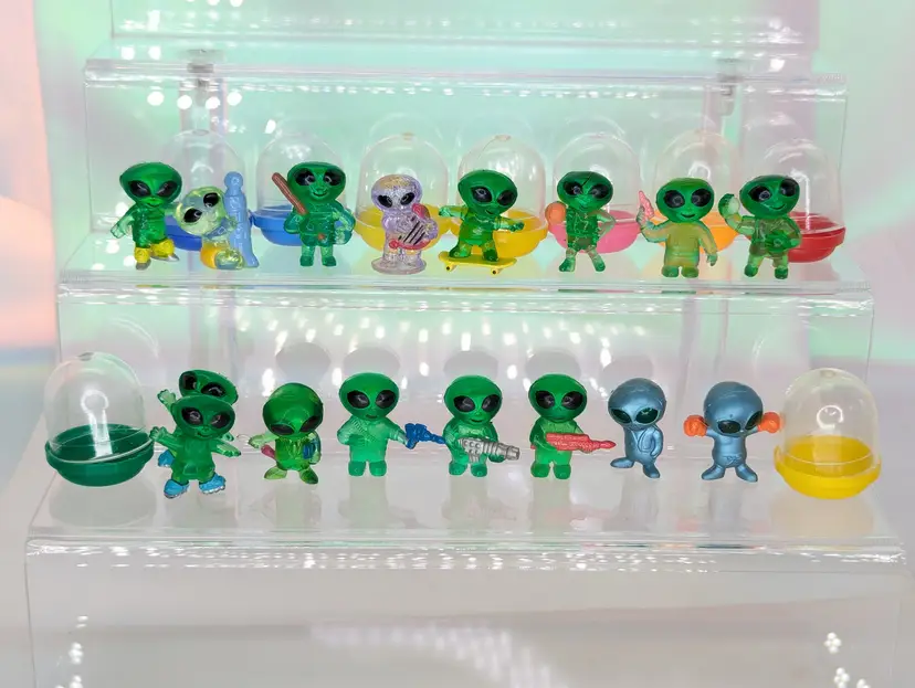 Vintage Mini Rubber Alien Gumball Vending Machine Toys 1" - 90s Y2k Miniature figures with capsules Lot of 16