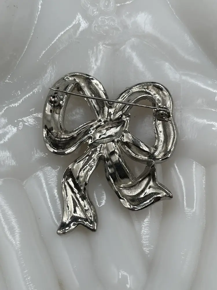 Bright Red Enamel and Aurora Borealis Rhinestones Silver Tone Christmas Ribbon Bow Brooch 2” 🎀