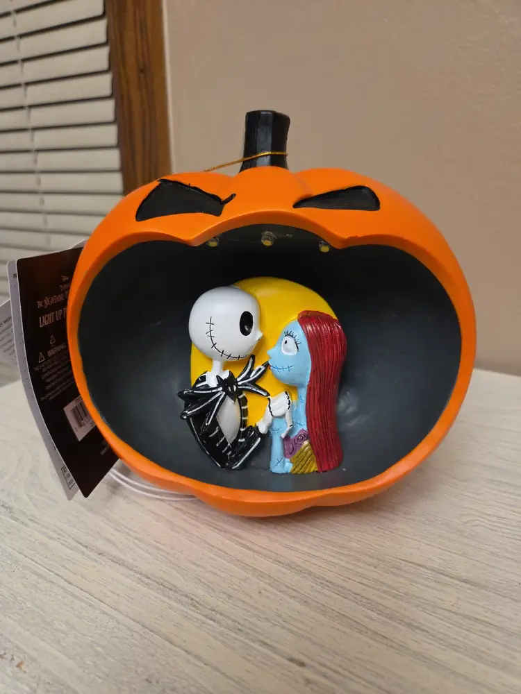 Disney Nightmare Before Christmas Jack & Sally Light Up Pumpkin LED Scene